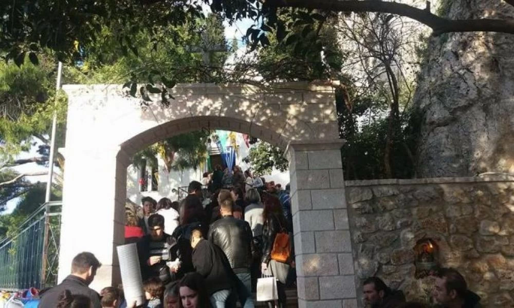 Λυκαβηττός: Ουρά από πιστούς στην εκκλησιά των Αγίων Ισιδώρων